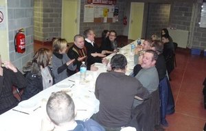 la table du président s'essaie au chant